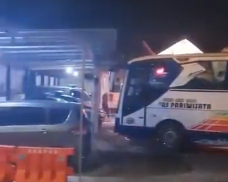 Satu unit bus rombongan diamankan di Mapolsek Gamping Sleman usai insiden kesalahpahaman di SPBU Ambarketawang