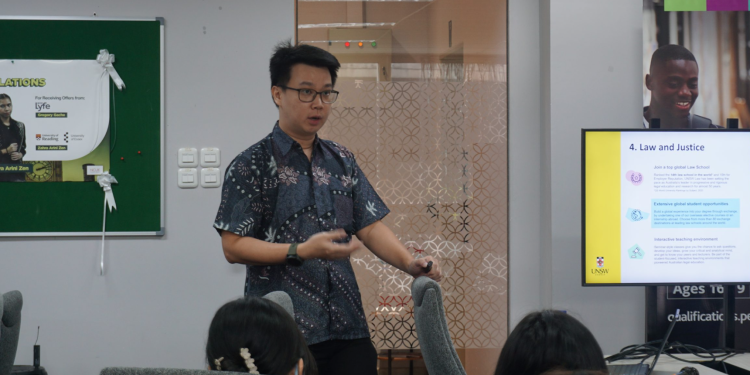 Seorang pembicara dari JA College tengah memberikan pemaparan seputar program Law and Justice dari universitas mitra internasional kepada para siswa