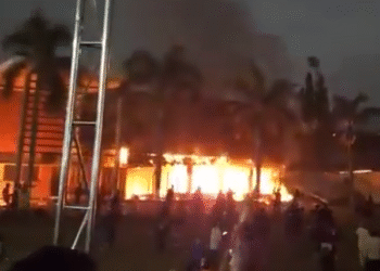 Suasana halaman Mapolda DIY usai digeruduk massa demo