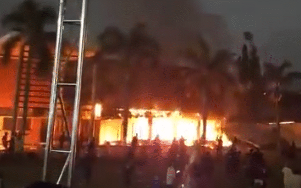 Suasana halaman Mapolda DIY usai digeruduk massa demo