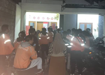 Suasana massa driver Shopee Food saat menggeruduk kantor di Sleman akibat dugaan pelanggan melakukan klaim palsu pesanan tidak sesuai