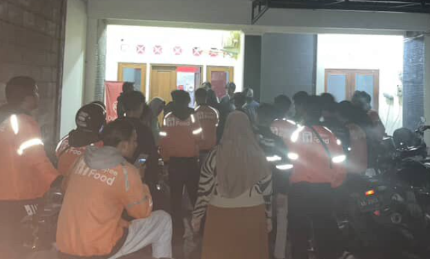 Suasana massa driver Shopee Food saat menggeruduk kantor di Sleman akibat dugaan pelanggan melakukan klaim palsu pesanan tidak sesuai