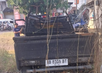 Tampak bagian belakang Mitsubishi L300 AB-8106-BT yang terlibat kecelakaan tunggal di depan SD Banyakaan, Piyungan, Bantul