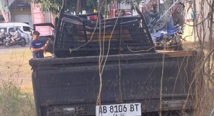 Tampak bagian belakang Mitsubishi L300 AB-8106-BT yang terlibat kecelakaan tunggal di depan SD Banyakaan, Piyungan, Bantul