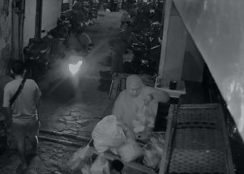 Tangkap layar rekaman CCTV menunjukkan aktivitas warga di sekitar area parkiran Pasar Bantul sesaat sebelum kejadian pencurian sepeda motor