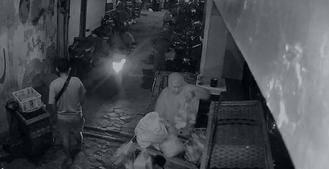 Tangkap layar rekaman CCTV menunjukkan aktivitas warga di sekitar area parkiran Pasar Bantul sesaat sebelum kejadian pencurian sepeda motor