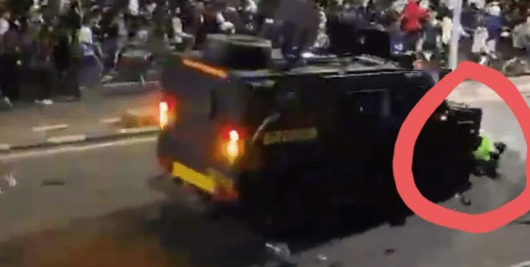 Tangkap layar saat rantis Brimob menabrak seorang pria berjaket ojol di kawasan Pejompongan, Tanah Abang, Jakarta Pusat