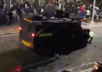 Tangkapan Layar Detik-detik Ojol Viral Dilindas Barracuda Brimob Saat Demo DPR Ricuh, Massa Balik Serbu Polisi