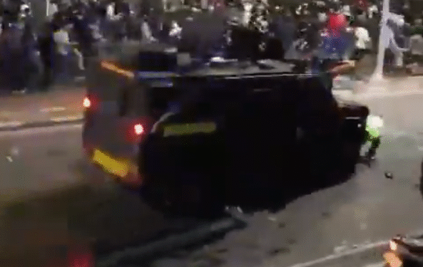 Tangkapan Layar Detik-detik Ojol Viral Dilindas Barracuda Brimob Saat Demo DPR Ricuh, Massa Balik Serbu Polisi