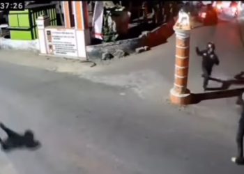Tangkapan layar rekaman CCTV yang memperlihatkan segerombolan remaja membawa senjata tajam saat melakukan aksi pengeroyokan di kawasan Jopaitan, Palbapang, Bantul
