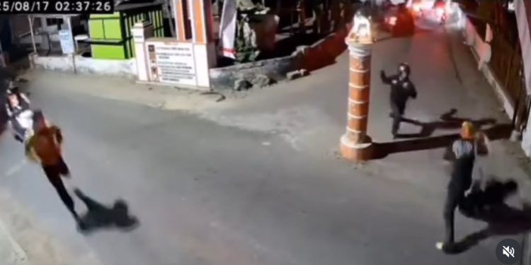 Tangkapan layar rekaman CCTV yang memperlihatkan segerombolan remaja membawa senjata tajam saat melakukan aksi pengeroyokan di kawasan Jopaitan, Palbapang, Bantul