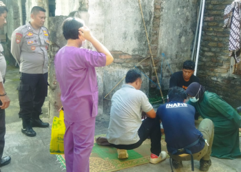Tim Inafis Polres Bantul bersama tenaga medis dan aparat kepolisian melakukan olah TKP serta pemeriksaan awal terhadap korban gantung diri di Dusun Turi, Kalurahan Sidomulyo, Bambanglipuro, Bantul