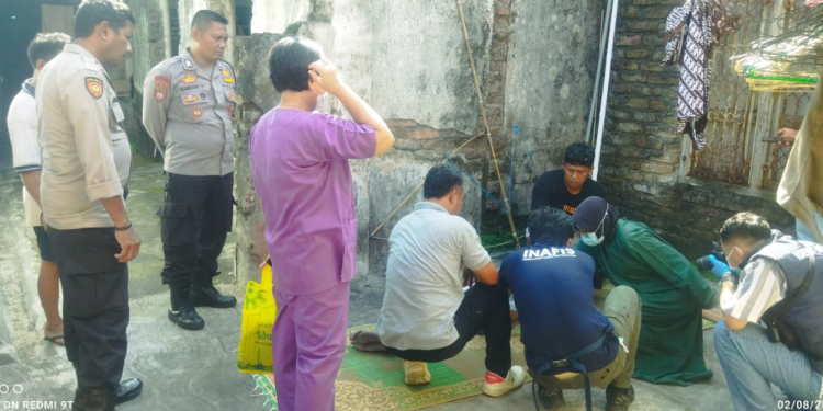 Tim Inafis Polres Bantul bersama tenaga medis dan aparat kepolisian melakukan olah TKP serta pemeriksaan awal terhadap korban gantung diri di Dusun Turi, Kalurahan Sidomulyo, Bambanglipuro, Bantul