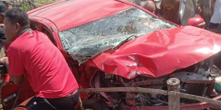 Warga Membantu mengevakuasi mobil yang ringsek usai tertabrak KA Batara Kresna di perlintasan sebidang wilayah Pasarnguter-Wonogiri