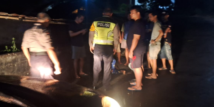 Warga bersama petugas Polsek Tempel mengamankan seorang pria yang diduga mencuri kotak infak di Mushola Al Huda, Dusun Gundengan Lor, Margorejo, Sleman