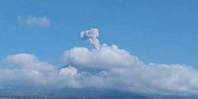 Gunung Semeru Kembali Erupsi, Kolom Letusan Capai 800 Meter: Warga Diminta Waspada