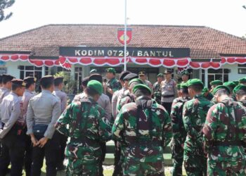 Aparat TNI, Polri, dan Satpol PP mengikuti apel bersama sebelum melaksanakan patroli gabungan skala besar di wilayah Kabupaten Bantul