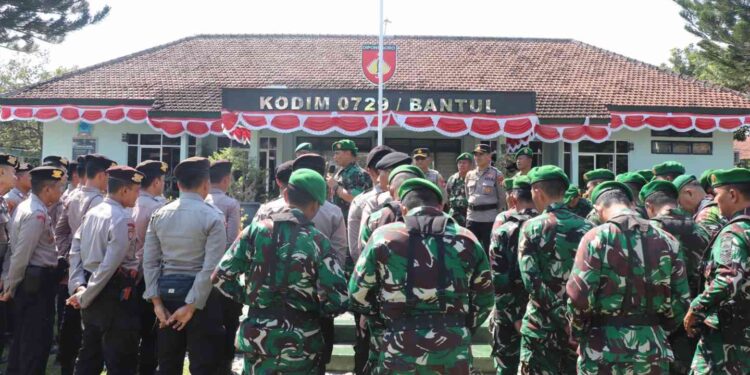 Aparat TNI, Polri, dan Satpol PP mengikuti apel bersama sebelum melaksanakan patroli gabungan skala besar di wilayah Kabupaten Bantul