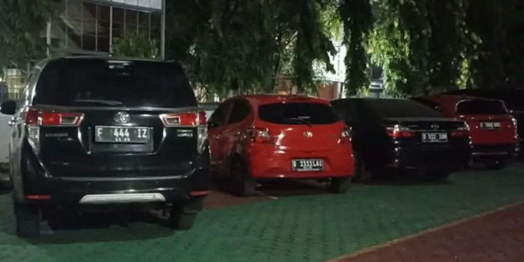 Beberapa dari 15 unit kendaraan roda empat atau mobil milik anggota DPR RI Satori yang disita Komisi Pemberantasan Korupsi terkait kasus dugaan korupsi