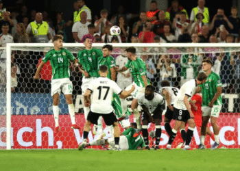 Gelandang Timnas Jerman Florian Wirtz (17) mencetak gol tendangan bebas ke gawang Timnas Irlandia Utara