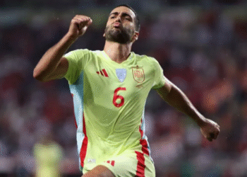 Gelandang Timnas Spanyol Mikel Merino merayakan keberhasilannya mencetak gol ketiga dirinya ke gawang Timnas Turki pada pertandingan Grup E Kualifikasi Piala Dunia 2026 zona Eropa