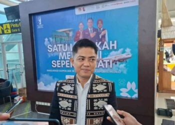 General Manager PT Angkasa Pura Indonesia Cabang Bandara El Tari Kupang Aidhil Philip Julian memberikan keterangan kepada wartawan di Kupang