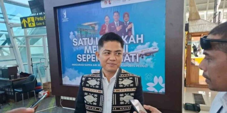 General Manager PT Angkasa Pura Indonesia Cabang Bandara El Tari Kupang Aidhil Philip Julian memberikan keterangan kepada wartawan di Kupang