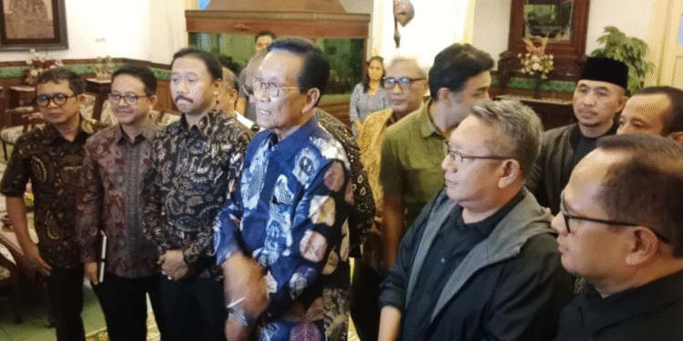 Gubernur DIY Sri Sultan Hamengku Buwono X memberikan keterangan kepada awak media usai pertemuan dengan pimpinan 10 perguruan tinggi di Kompleks Kepatihan