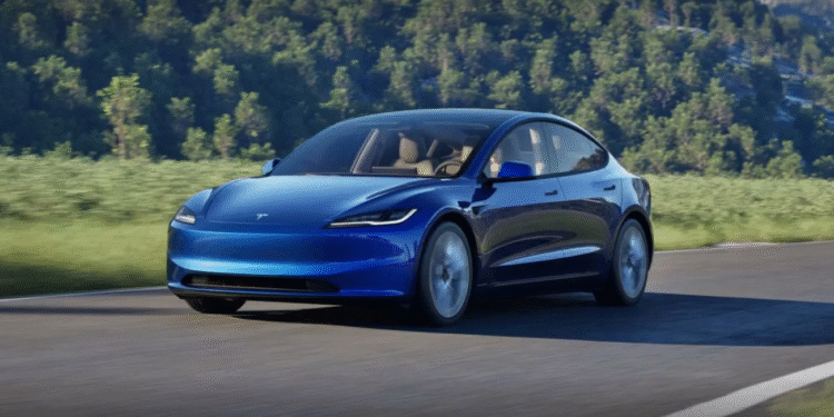 Ilustrasi - Tampilan mobil listrik Tesla Model 3. Tesla