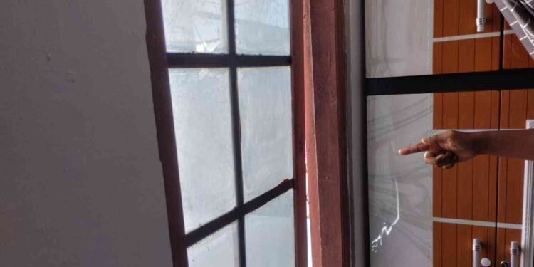 Jendela kamar korban yang diduga menjadi jalur pelaku melarikan diri usai melakukan aksi cabul di wilayah Timbulharjo, Sewon, Bantul