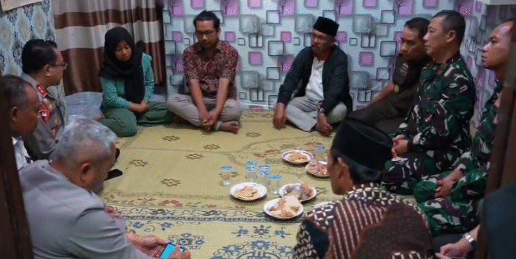 Kapolda DIY Irjen Anggoro Sukartono melayat ke rumah Rheza Sendy Pratama (21), mahasiswa Amikom Yogyakarta yang meninggal penuh luka di Sleman