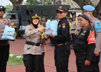 Kapolres Bantul AKBP Novita Eka Sari SH SIK MH menyerahkan paket bantuan kepada perwakilan masyarakat dalam kegiatan Apel Akbar dan Bhakti Sosial Mitra Kamtibmas TNI-Polri di Lapangan Trirenggo, Bantul, Jumat (26/9/2025). Kegiatan ini menjadi momentum untuk memperkuat sinergi menjaga keamanan dan ketertiban di Kabupaten Bantul.