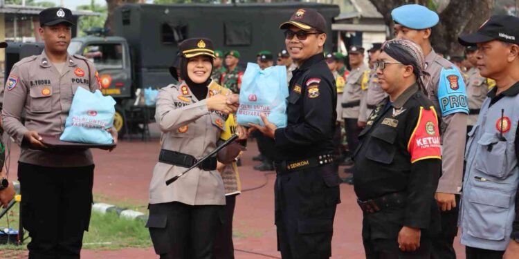 Kapolres Bantul AKBP Novita Eka Sari SH SIK MH menyerahkan paket bantuan kepada perwakilan masyarakat dalam kegiatan Apel Akbar dan Bhakti Sosial Mitra Kamtibmas TNI-Polri di Lapangan Trirenggo, Bantul, Jumat (26/9/2025). Kegiatan ini menjadi momentum untuk memperkuat sinergi menjaga keamanan dan ketertiban di Kabupaten Bantul.
