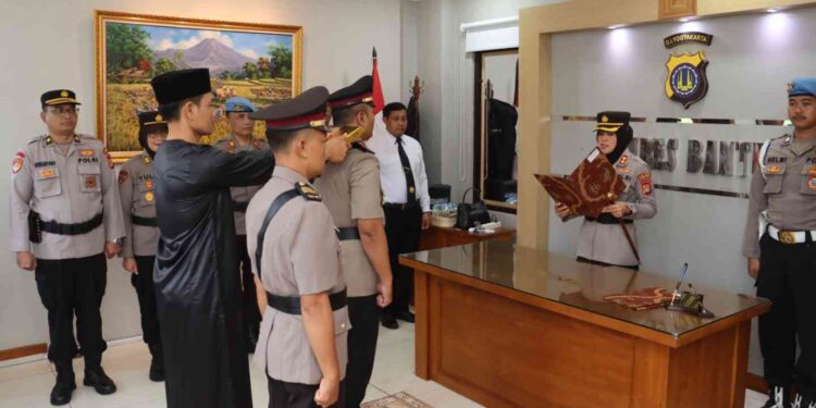 Kapolres Bantul AKBP Novita Eka Sari memimpin upacara serah terima jabatan (sertijab) Kasat Intelkam di Mapolres Bantul