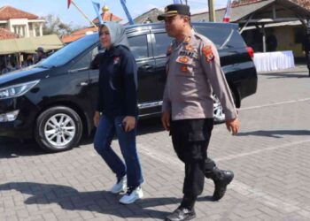 Kapolres Bantul, AKBP Novita Eka Sari menghadiri acara Gita Laut di Pantai Depok, Bantul, Sabtu (13/9/2025). Giat Laut merupakan sebuah tradisi rasa syukur para nelayan.