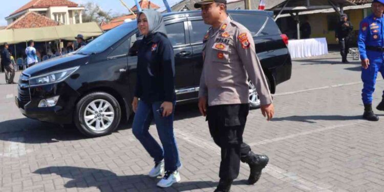 Kapolres Bantul, AKBP Novita Eka Sari menghadiri acara Gita Laut di Pantai Depok, Bantul, Sabtu (13/9/2025). Giat Laut merupakan sebuah tradisi rasa syukur para nelayan.