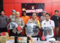 Kapolresta Yogyakarta Kombes Pol Eva Guna Pandia didampingi jajaran menunjukkan barang bukti kasus pelemparan molotov di sejumlah pos polisi wilayah Yogyakarta dan Sleman dalam konferensi pers, Kamis (11/9/2025).