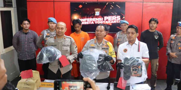 Kapolresta Yogyakarta Kombes Pol Eva Guna Pandia didampingi jajaran menunjukkan barang bukti kasus pelemparan molotov di sejumlah pos polisi wilayah Yogyakarta dan Sleman dalam konferensi pers, Kamis (11/9/2025).