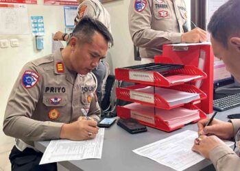 Kasat Lantas Polres Kulonprogo AKP Priya Tri Handaya bersama anggota Satlantas saat mengisi formulir sebelum mengikuti kegiatan donor darah dalam rangka HUT Lalu Lintas Bhayangkara ke-70 di Kulonprogo, Rabu (3/9/2025).