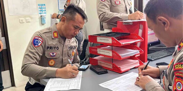 Kasat Lantas Polres Kulonprogo AKP Priya Tri Handaya bersama anggota Satlantas saat mengisi formulir sebelum mengikuti kegiatan donor darah dalam rangka HUT Lalu Lintas Bhayangkara ke-70 di Kulonprogo, Rabu (3/9/2025).