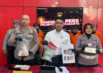 Kasi Humas Polresta Yogyakarta Iptu Gandung Harjunadi (kiri) bersama Kasat Reskrim menunjukkan barang bukti pemalsuan SIM saat konferensi pers di Mapolresta Yogyakarta, Jumat (22/9/2025). Sebanyak delapan pelaku ditangkap dalam kasus ini.