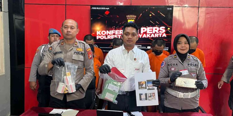 Kasi Humas Polresta Yogyakarta Iptu Gandung Harjunadi (kiri) bersama Kasat Reskrim menunjukkan barang bukti pemalsuan SIM saat konferensi pers di Mapolresta Yogyakarta, Jumat (22/9/2025). Sebanyak delapan pelaku ditangkap dalam kasus ini.