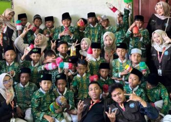 Keceriaan siswa MI 09 Kauman Boja saat memamerkan celengan karya mereka, hasil bimbingan mahasiswa KKN-T Universitas Alma Ata