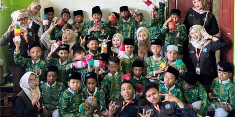 Keceriaan siswa MI 09 Kauman Boja saat memamerkan celengan karya mereka, hasil bimbingan mahasiswa KKN-T Universitas Alma Ata