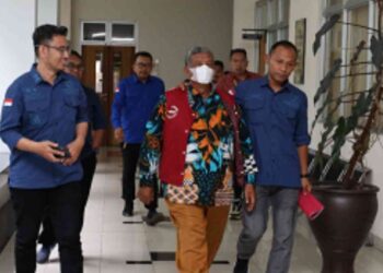 Kejati DIY resmi melakukan penahanan terhadap tersangka berinisial S (tengah), mantan Dukuh Candirejo, Kalurahan Tegaltirto, Kapanewon Berbah, Sleman