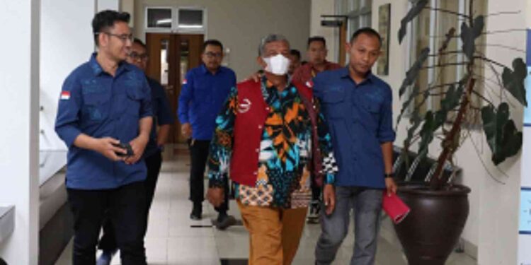 Kejati DIY resmi melakukan penahanan terhadap tersangka berinisial S (tengah), mantan Dukuh Candirejo, Kalurahan Tegaltirto, Kapanewon Berbah, Sleman