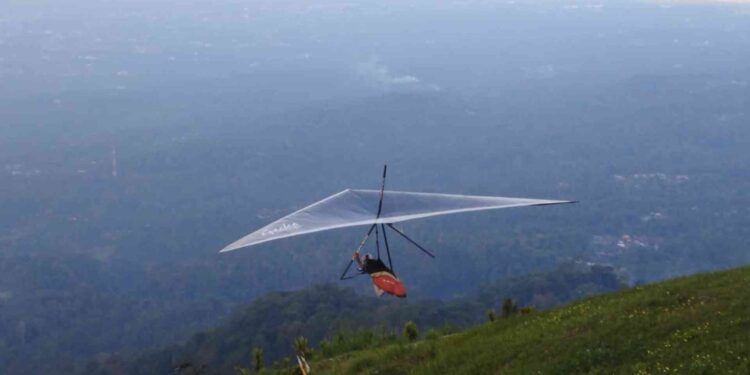Kejuaraan Gantolle Piala Telomoyo IX 2025 29 Pilot Terbang di Gunung Gajah Usai Terkendala Cuaca