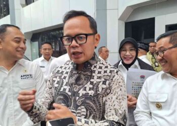 Ketua Umum APEKSI sekaligus Wali Kota Surabaya Eri Cahyadi (kiri) dan Wakil Menteri Dalam Negeri Bima Arya Sugiarto (tengah) berikan keterangan di Kantor Kemendagri