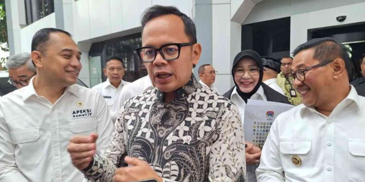 Ketua Umum APEKSI sekaligus Wali Kota Surabaya Eri Cahyadi (kiri) dan Wakil Menteri Dalam Negeri Bima Arya Sugiarto (tengah) berikan keterangan di Kantor Kemendagri