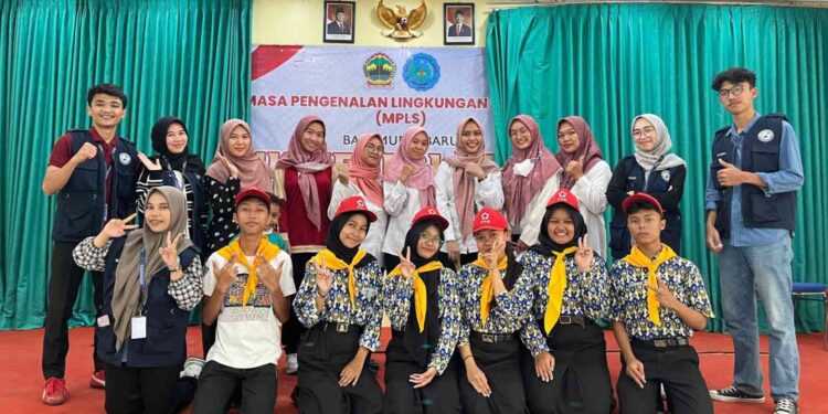 Kolaborasi inspiratif! Mahasiswa KKN-T Universitas Alma Ata bersama siswa SMK dalam kegiatan MPLS
